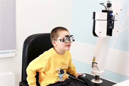 Ребенок часто моргает: причины, диагностика и лечение