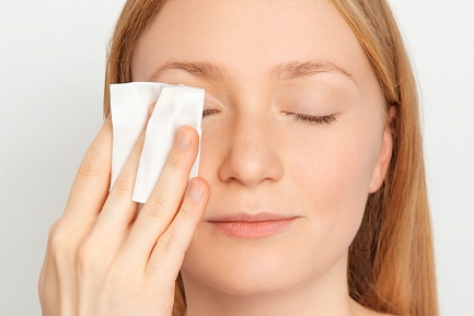 Чем промывать глаза: безопасные растворы и важные правила